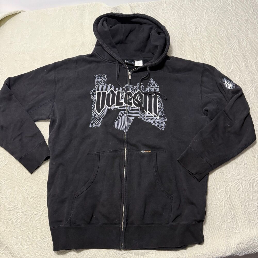 Black early 2000s volcom zipup hoodie. Size L